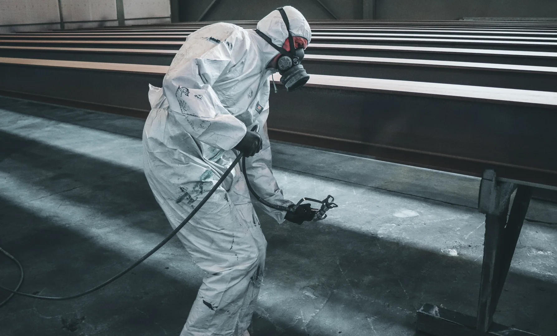 Jateamento e pintura de vigas metálicas em ambiente industrial controlado